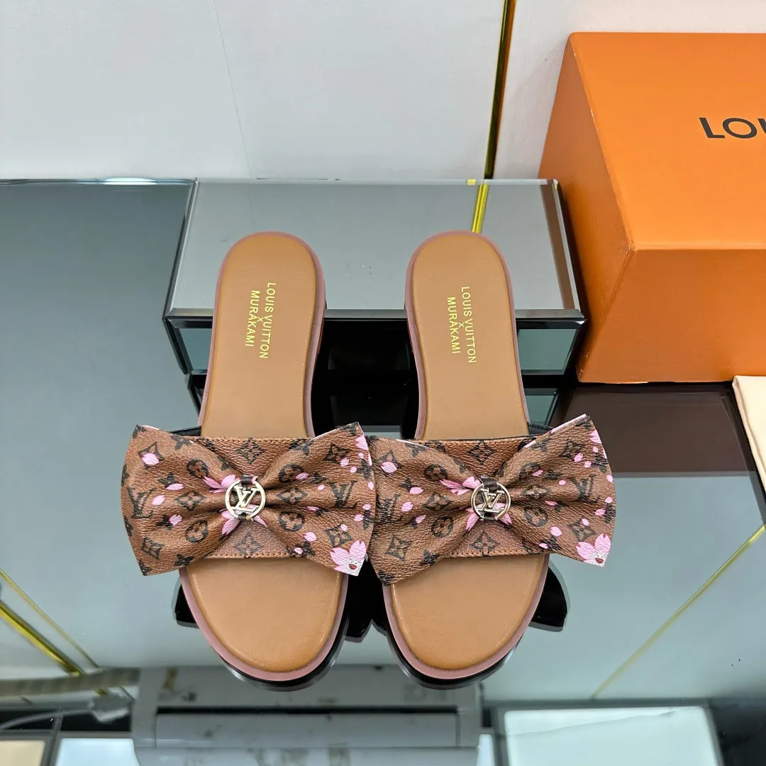 👟👟Ex-factory price 280👟👟 (available all year round) ❥V’s latest popular special material lock it series lock mop, super heavy industry launches! The golden lock on the toe is engraved with the LV letters logo 🔸Number of sizes 34-42) Welcome new and old customers to place orders in the picture above.